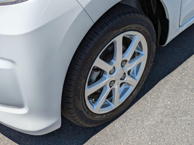 【当店のこだわり】入庫後のお車は選任スタッフによる細部清掃を実施しております。足回り、エンジンルーム、室内、室外を隅々まで綺麗にしております。展示車はピカピカです。全国配送も可能ですのでご相談下さい！