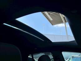 開放感あふれるドライブをお楽しみいただけるサンルーフを装備。天気の良い日にサンルーフを開けると気分が高まりますね！