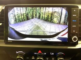 【バックカメラ】駐車時に後方がリアルタイム映像で確認できます。大型商業施設や立体駐車場での駐車時や、夜間のバック時に大活躍！運転スキルに関わらず、今や必須となった装備のひとつです！