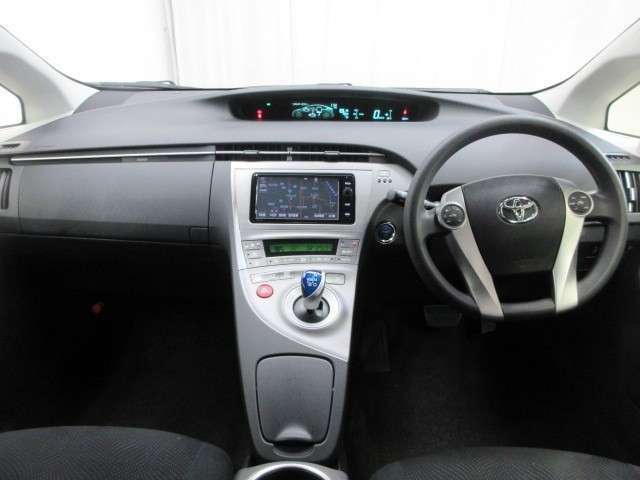 「中古車ハイブリッド保証」付き。ハイブリッド機構を無償で保証します。保証期間は、初度登録年月から10年目まで、またはロングラン保証が終わってから3年間。ただし累計走行距離が20万km以内です。