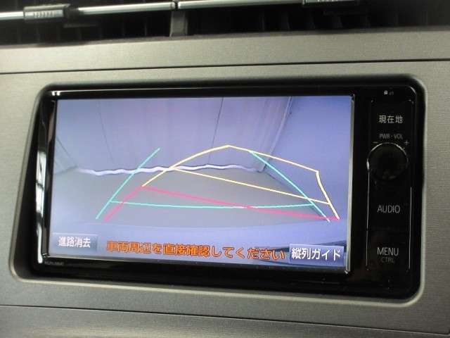 バックでの車庫入れはハンドルと連動したガイドラインが出る「バックガイドモニター」がサポートいたします。
