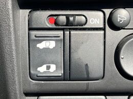 【パワースライドドア】スマートキーや運転席のスイッチでスライドドアの開閉が可能♪電動だから力を入れてドアを開ける必要が無く、小さいお子様でも、重い荷物を持っている時もラクに開け閉めできます♪