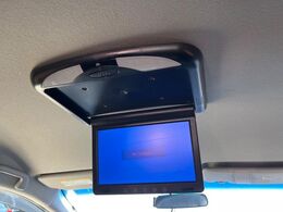 【フリップダウンモニター】大画面モニターで後席でもエンタメをお楽しみいただけます。小さなお子様にも大人気の装備です♪