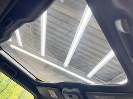 【ガラスルーフ】ガラスルーフ搭載で車内の解放感が一気にアップ！開放的なドライブをお楽しみいただけます。