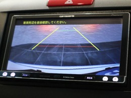 バックカメラが装備されており、後方の安全確認はもちろんのこと狭い場所での駐車や雨の日・夜間など視界の悪いコンディションでのストレスの軽減にもなります！
