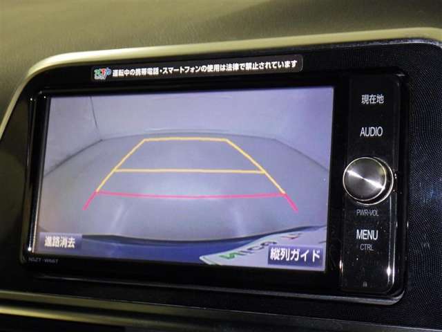 バックモニターも装備しております。バックギアに入れるとナビ画面に車の後方が映し出されます。これで後方確認も安心！