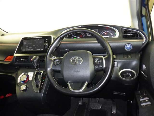 運転の際、常に目にする部分だけにシックで飽きのこないデザインが良いですね。