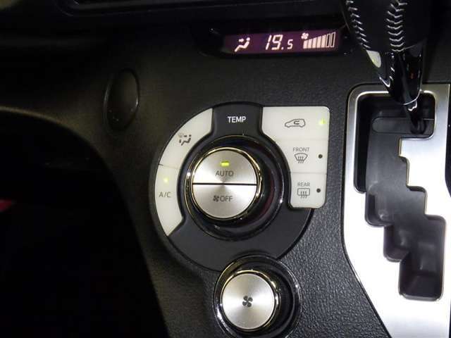 【オートエアコン】お好みの温度に設定して頂くと、車内の温度を自動調整♪快適にクルマの中を過ごして頂けます。