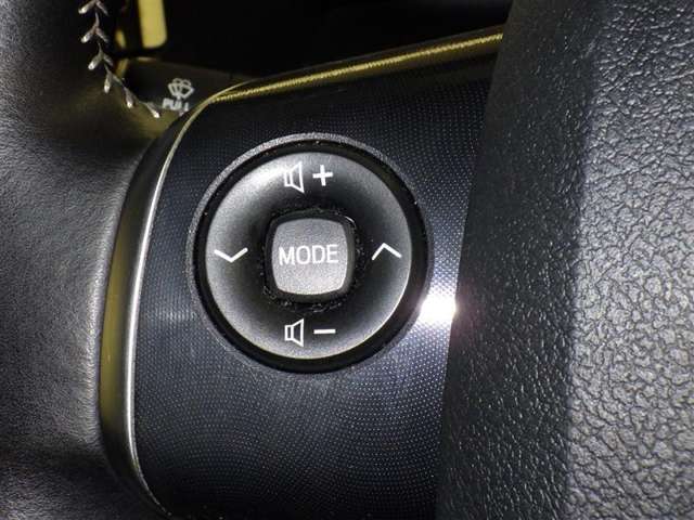 ステアリングスイッチ装備！運転しながら手元でオーディオの操作などができます。