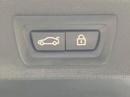 ●電動リアゲート：ワンタッチでリアゲートの開閉ができ、荷物などで両手が塞がっている状態でも簡単に開閉ができる便利機能です。