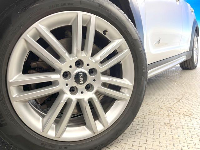 ●純正18インチアルミホイール：輸入車ならではの卓越した走りを支えるホイールと足回りです！日本車の走りに慣れている方にもぜひ体感して頂きたいほど、高いレベルでまとまっています！