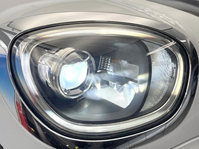 ●LEDヘッドライト：夜間走行時も良好な視界を確保し安心して運転できる高輝度LEDヘッドライトを装備！点灯速度が早く、消費電力も抑えられています。