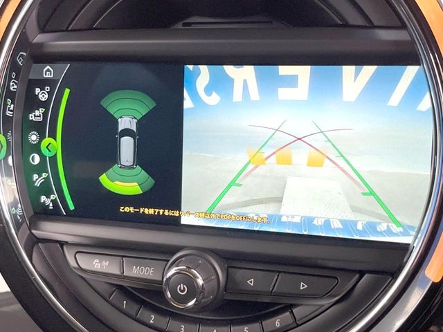 ●ガイドライン付きバックカメラ：不安な駐車もこれで安心！ガイドライン付きなので狭い箇所での駐車もラクラクです！