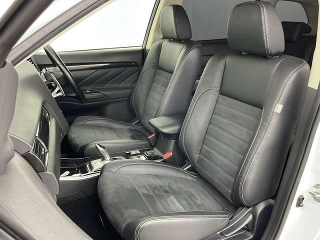 【運転席】座り心地が良いシートなので長時間の運転でも快適にお過ごしいただけます。新品のフロアマットのご注文も可能です。掲載箇所以外にご希望の写真がございましたらお気軽にお問い合わせ下さい。