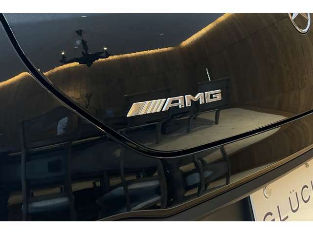 AMGのバッジが特別なお車であることを主張します。