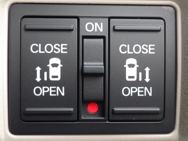 ★両側パワースライドドア★ 開ける・閉めるが電動でらくらくのパワースライドドアです（*＾-＾*）リモコンや運転席のスイッチなどでカンタンに自動開閉します♪