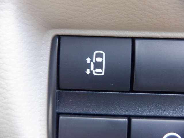 左側オートスライドドアです。運転席からでもスイッチひとつで開閉できるので、便利ですよ