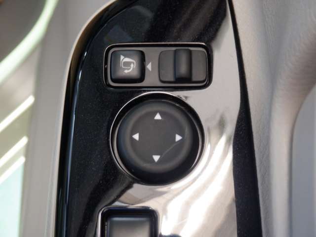 電動格納式ミラーなので、対向車などとのすれ違い時にも便利です。また、ドアロック連動で自動格納します。