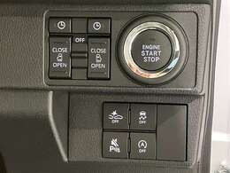 両側パワースライドドア付きだから、狭い駐車スペースなどでの 乗り降りラクラク！小さなお子さまのいるご家庭には嬉しい装備。