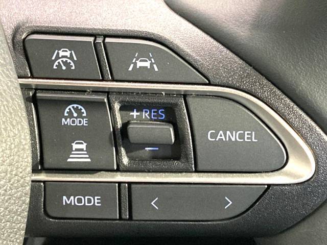 【レーダークルーズコントロール】高速道路での長距離走行が楽に！！自動で速度を保つクルーズコントロールが、衝突軽減システムと連携し、前方の車両を感知して車間を保つように速度調節してくれます！！