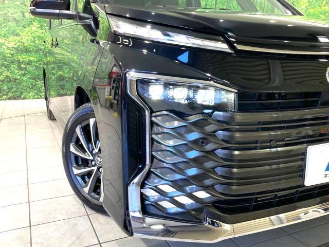 【LEDヘッドライト】悪天候や夜間走行時も良好な視界を確保し安心して運転できる高輝度LEDヘッドライトを装備！点灯速度が早く、消費電力も抑えられています。