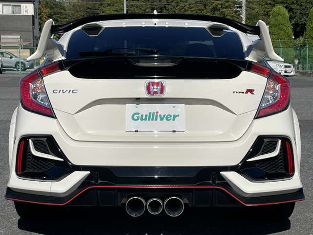 なかなか見ることのできないアンダーフロアですがスポーツカー選びの重要なチェックポイントです。当車両には、フロア・フレームに損傷、歪みなどもありません。