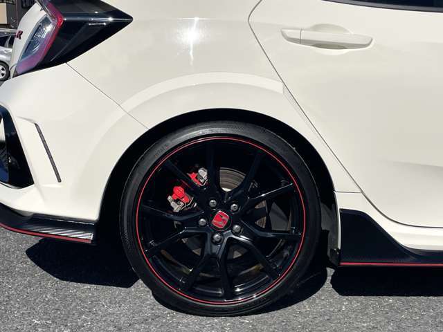 【納車整備メニュー】法定点検項目に追加し装備品等のクオリティチェックを実施。また、安心してお乗り頂くために社外品等各仕様の保安基準適合検査を行い必要な対策は実施してご納車しています。