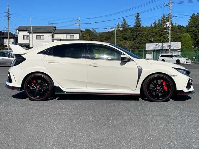 【カーセンサー出品までの流れ】全国ガリバーグループ店での直接買取仕入車両を中心にGTガレージにストック。商品車の一部は出品前に整備士・検査員によるコンディションチェックを実施しています。