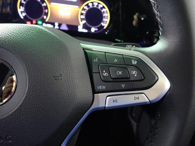 ステアリングホイール右側はハンドル目の前にあるデジタルメーターの設定ができます。目次だと思ってください。