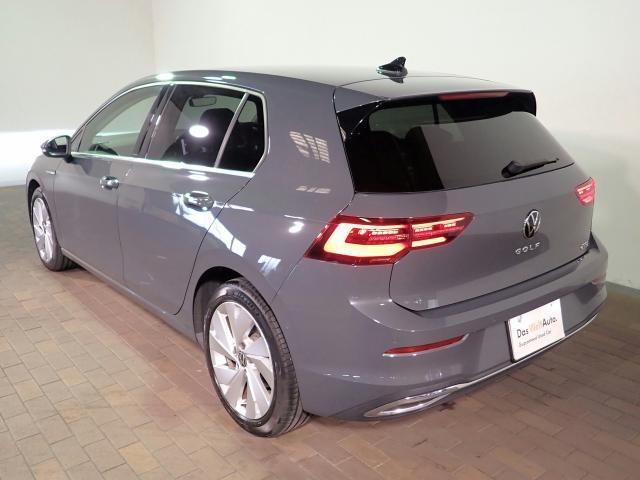 斜め後ろから見たプレスラインがオシャレです。