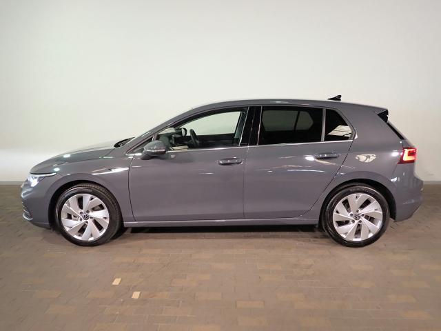 横から見た際のホイールデザインに目が惹かれます。ドルフィングレーメタリックのボディカラーとシルバーのアルミホイールのコントラストも見ものです。