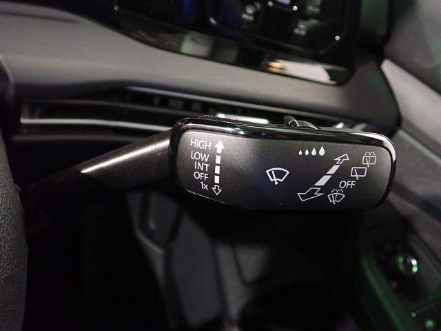 運転席から見て右側はワイパー操作になります。国産車とは反対ですのでご注意ください。