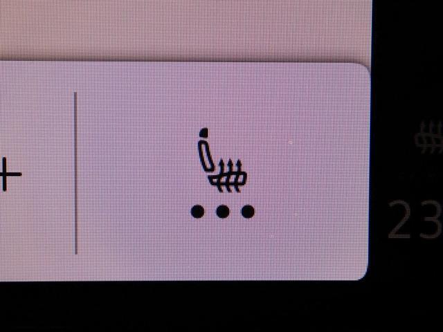 シートヒーターも完備されております。寒い冬場も安心ですね。