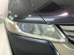ディスチャージヘッドライト搭載でしっかり明るく照らしてくれるので、夜間走行や不慣れな道でも安心です。