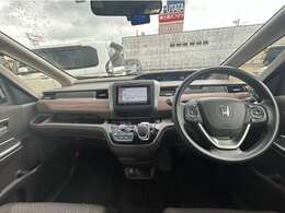 【インパネ全体】手が届きやすく、どなたでも運転しやすいです。シンプルで使いやすい設計になっています！