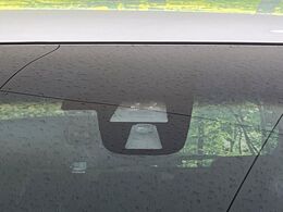 【ホンダセンシング】走行中に前方の車両等を認識し、衝突しそうな時は警報とブレーキで衝突回避と被害軽減をアシスト。より安全にドライブをお楽しみいただけます。