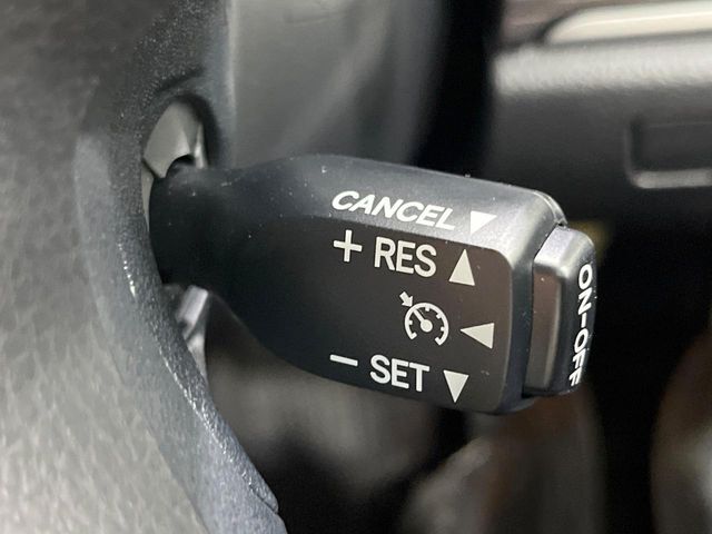 【クルーズコントロール】高速道路もラクラク走行。アクセルを離しても一定速度で走行ができ、長距離運転時の負担を軽減！加速・減速も簡単なスイッチ操作で調整できます。