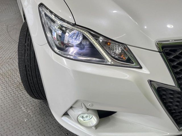 【HIDヘッドライト】非常に明るく前方を照らしてくれるので、悪天候や夜間の走行時も視界良好で安心してお乗りいただけます。