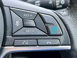 【レーダークルーズコントロール】装備車両です。レーダーやカメラを使って前を走るクルマの状況を検知して速度を調整してくれます。遠距離ドライブの高速道路などでは大活躍で疲労軽減に役立ちます。