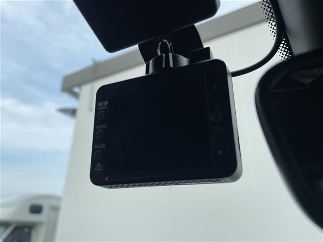 【ドライブレコーダー】映像・音声などの運転中の記録を残します。事故などを起こした起こされた時の証拠になりえますので、もしも時でも安心ですね。
