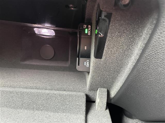【ETC】有料道路を利用する際に料金所で停止することなく通過できる、ETC車載器（ノンストップ自動料金収受システム機器）が装備されています。セットアップを行うことで利用可能になります。