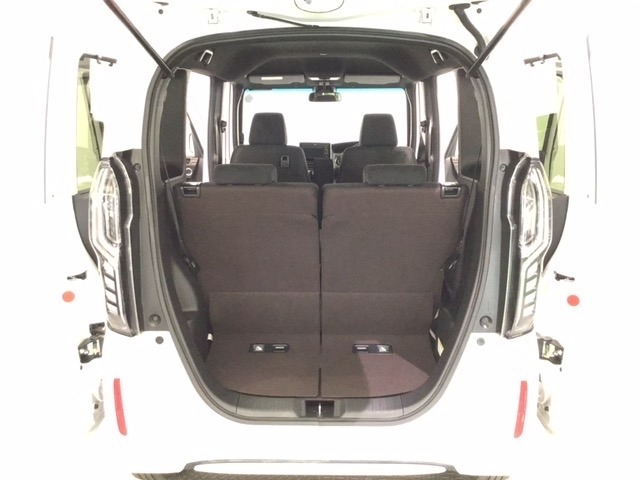 開口部も広く荷物の積み下ろしもしやすいお車となっております。シートは5：5の割合で背もたれを可倒でき、前後のシートスライドもできるので荷室をひろげることができます。
