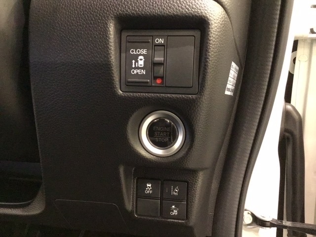 左側電動スライドドアは運転席から操作ができます。Hondaセンシング用のVSA（ABS＋TCS＋横滑り抑制）解除とレーンキープアシストシステムなどのメインスイッチも装備しています。