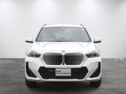 BMWのまさに「顔」ともいえる「キドニー・グリル」は、他の追随を許さない存在感を誇り、「キドニー・グリル」を見かけただけでBMWの風格を感じさせます！！