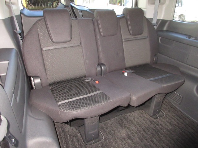 1列目と3列目でもラクに会話ができるよう静かさに配慮。空間全体で一体感を生むため、シートの質感や3列目シートからの視界の良さにこだわった空間を作りました。