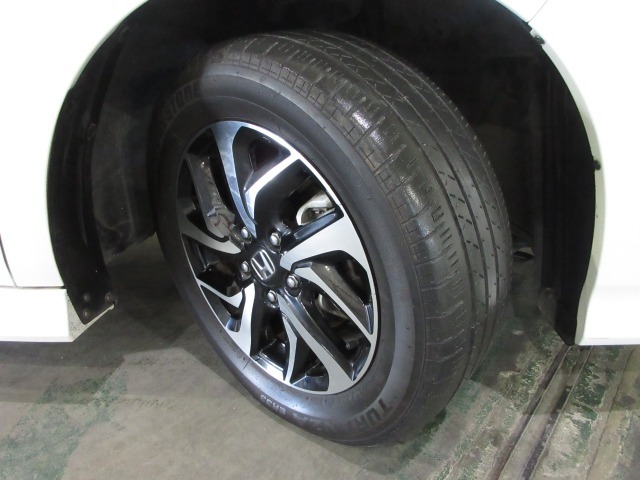 足元を精悍に引き締めるホンダ純正16インチアルミホイール、おしゃれは足元から、カッコイイですね！見たいところ、知りたいことなどございましたらお気軽にお問い合わせくださいませ。