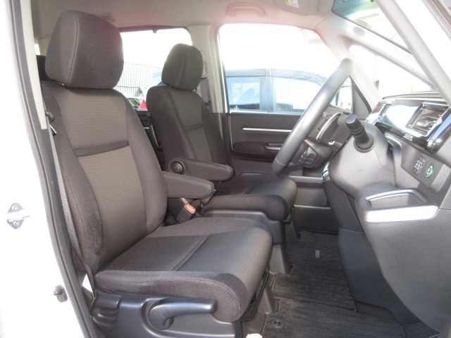 運転席には高さ調整ができる『シートハイトアジャスター機能』が付いています！これなら小柄な方にも大柄な方にも自分にぴったりの運転姿勢がとれますね～！