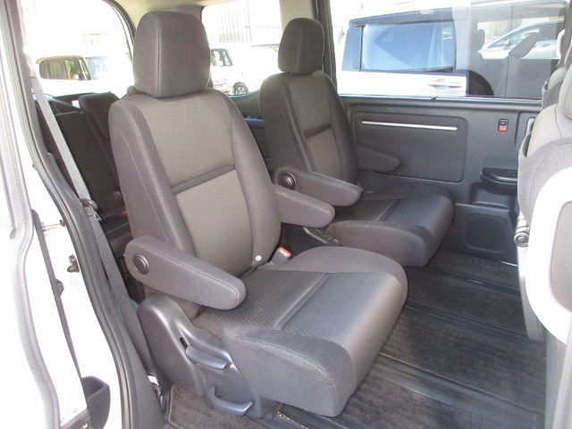 小さなお子さまや年配の方も乗りこみやすい低いステップ高。軽い力で開くパワースライドドアともあいまって、毎日乗り降りするほど実感できる便利さです。