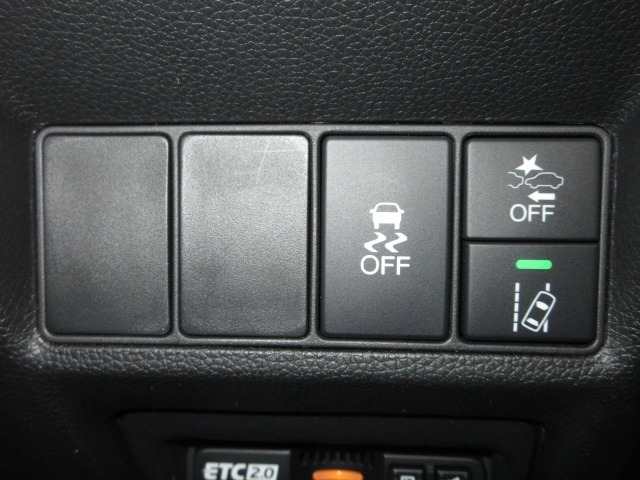 レーザーを照射しカメラで前走車等を検知し衝突の回避・軽減を図るホンダセンシングとVSA（車両挙動安定化制御システム）走る・曲がる・止まるの全領域で安定性を確保するためのシステム装備。安心ですね！