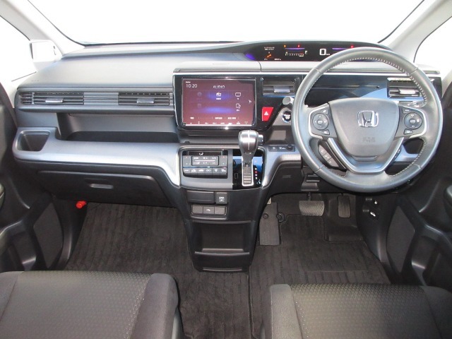 握りやすいハンドルには、オーディオコントロールとクルーズコントロールスイッチが装備されており、ハンドルから手を離さずに操作が出来ます。感覚で操作ができて便利で安全ですね！